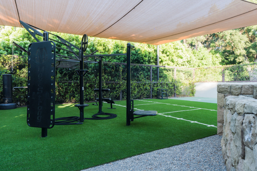 Cette photo montre une salle de sport multi-usage et de taille moyenne avec un sol vert.