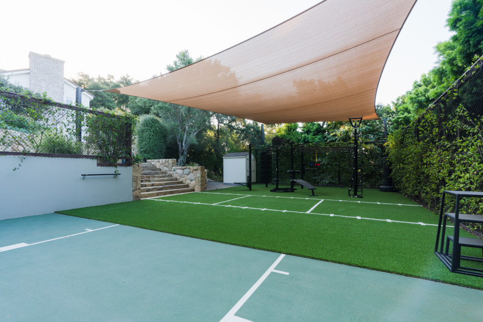 Idée de décoration pour une salle de sport multi-usage et de taille moyenne avec un sol vert.
