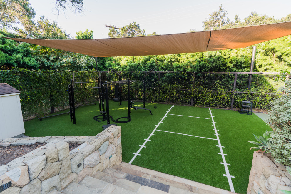 Multifunktionaler, Mittelgroßer Fitnessraum mit grünem Boden in Santa Barbara