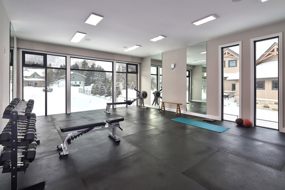 Multifunktionaler, Großer Moderner Fitnessraum mit grauer Wandfarbe und schwarzem Boden in Toronto