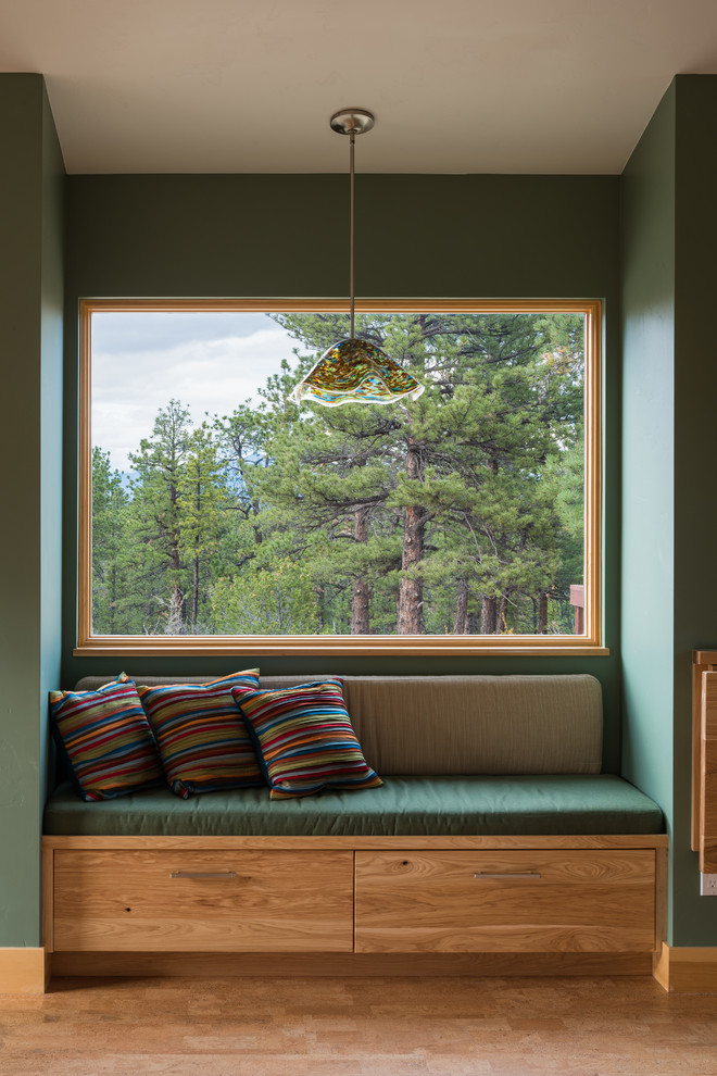 Großer Moderner Yogaraum mit grüner Wandfarbe und braunem Holzboden in Denver