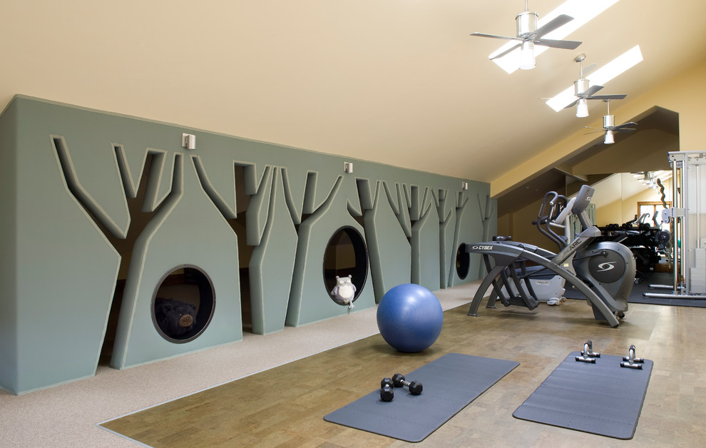 На фото: универсальный домашний тренажерный зал в стиле рустика с серыми стенами и серым полом с