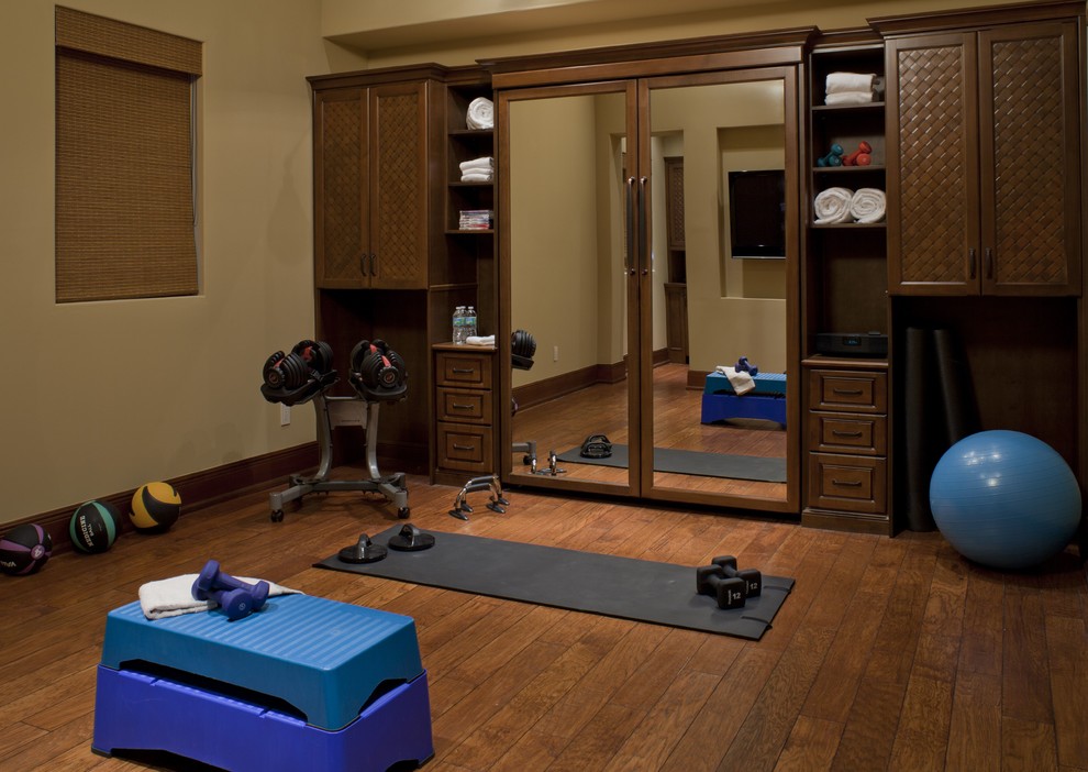Multifunktionaler, Mittelgroßer Klassischer Fitnessraum mit beiger Wandfarbe und braunem Holzboden in Tampa