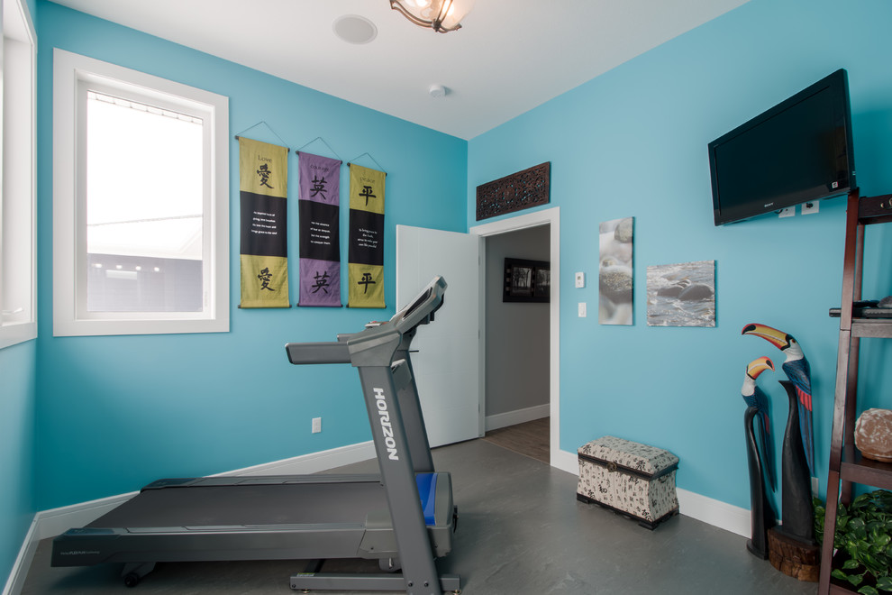 Multifunktionaler, Kleiner Klassischer Fitnessraum mit blauer Wandfarbe und Vinylboden in Calgary