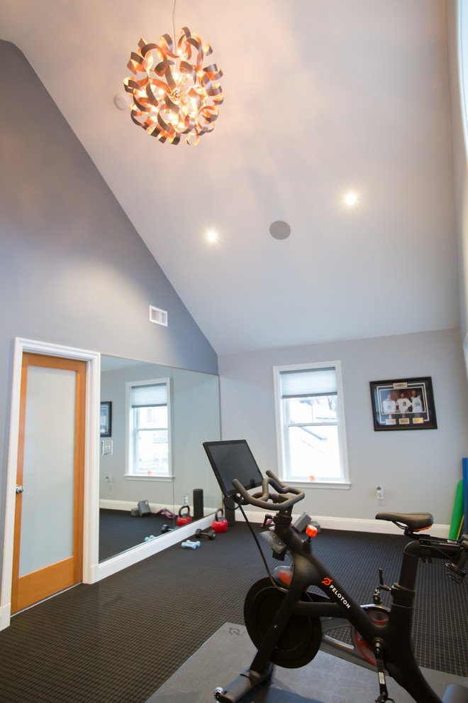 Multifunktionaler, Mittelgroßer Klassischer Fitnessraum mit blauer Wandfarbe, schwarzem Boden und Teppichboden in Boston