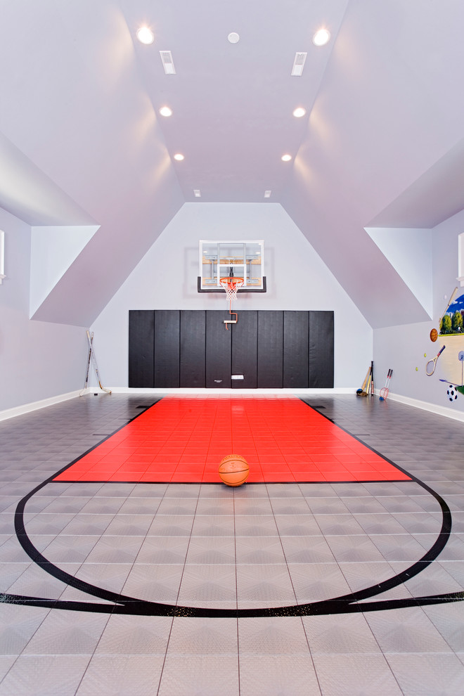 Moderner Fitnessraum mit Indoor-Sportplatz und grauer Wandfarbe in Chicago