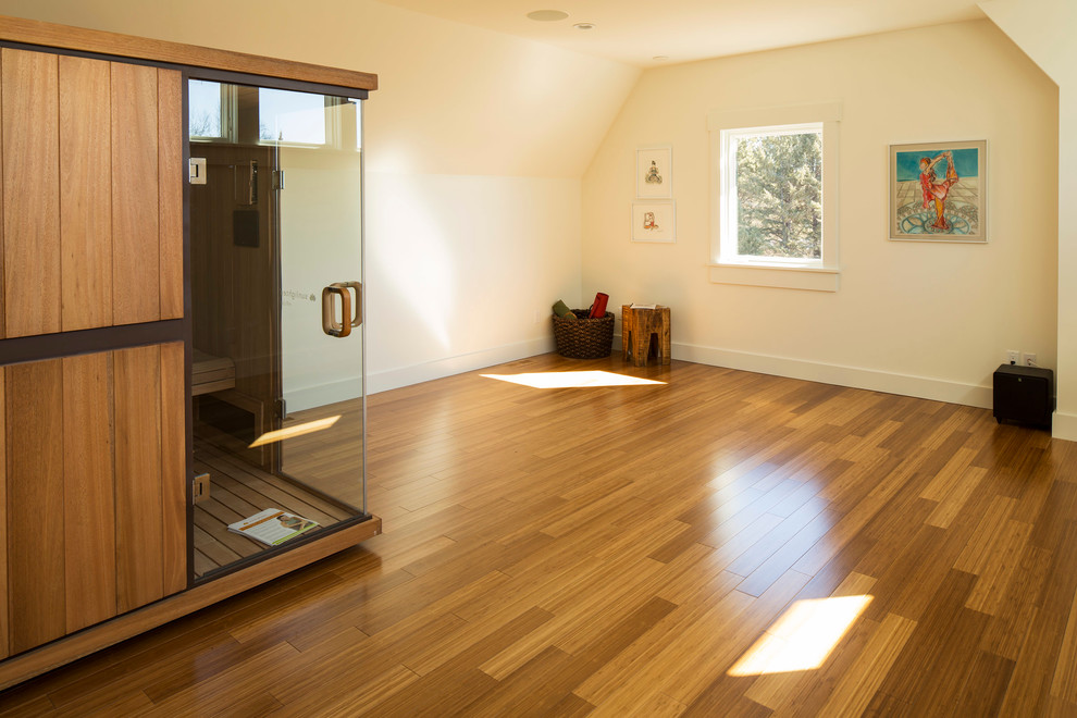 Foto de estudio de yoga de estilo de casa de campo de tamaño medio con paredes blancas y suelo de madera en tonos medios