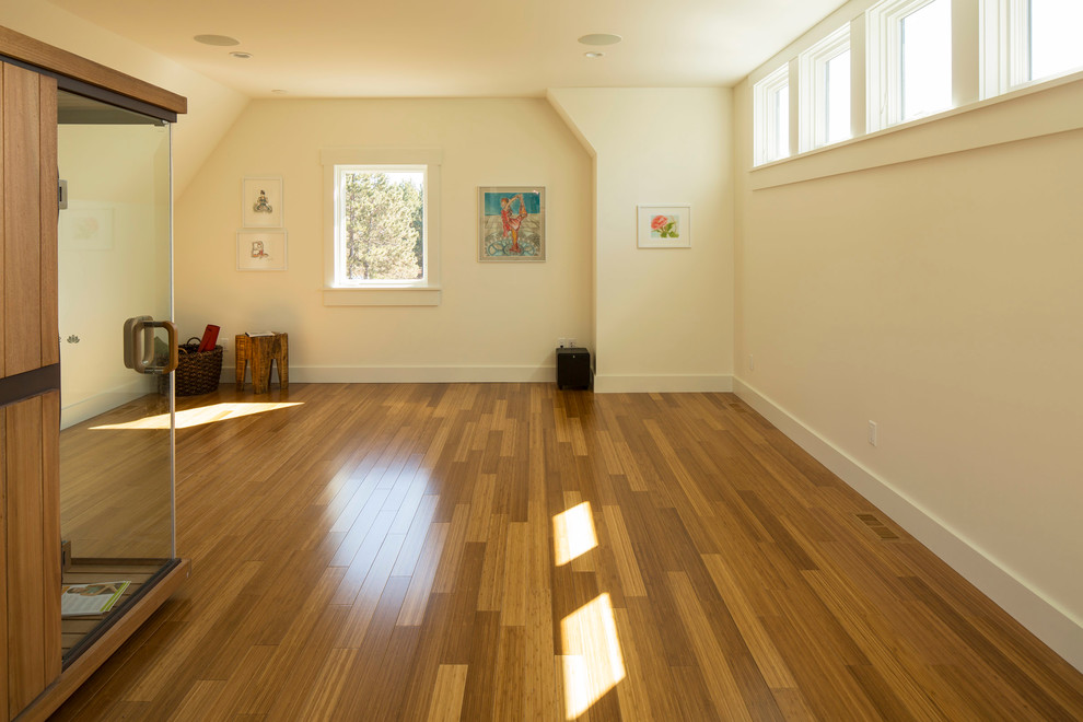 Foto de estudio de yoga de estilo de casa de campo de tamaño medio con paredes blancas y suelo de madera clara