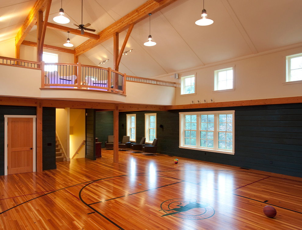 Landhausstil Fitnessraum mit Indoor-Sportplatz, schwarzer Wandfarbe und braunem Holzboden in Boston