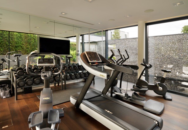 Inspiration for a contemporary home gym remodel in London