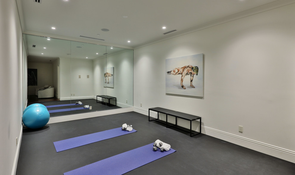 Großer Moderner Yogaraum mit weißer Wandfarbe, Vinylboden und schwarzem Boden in Atlanta