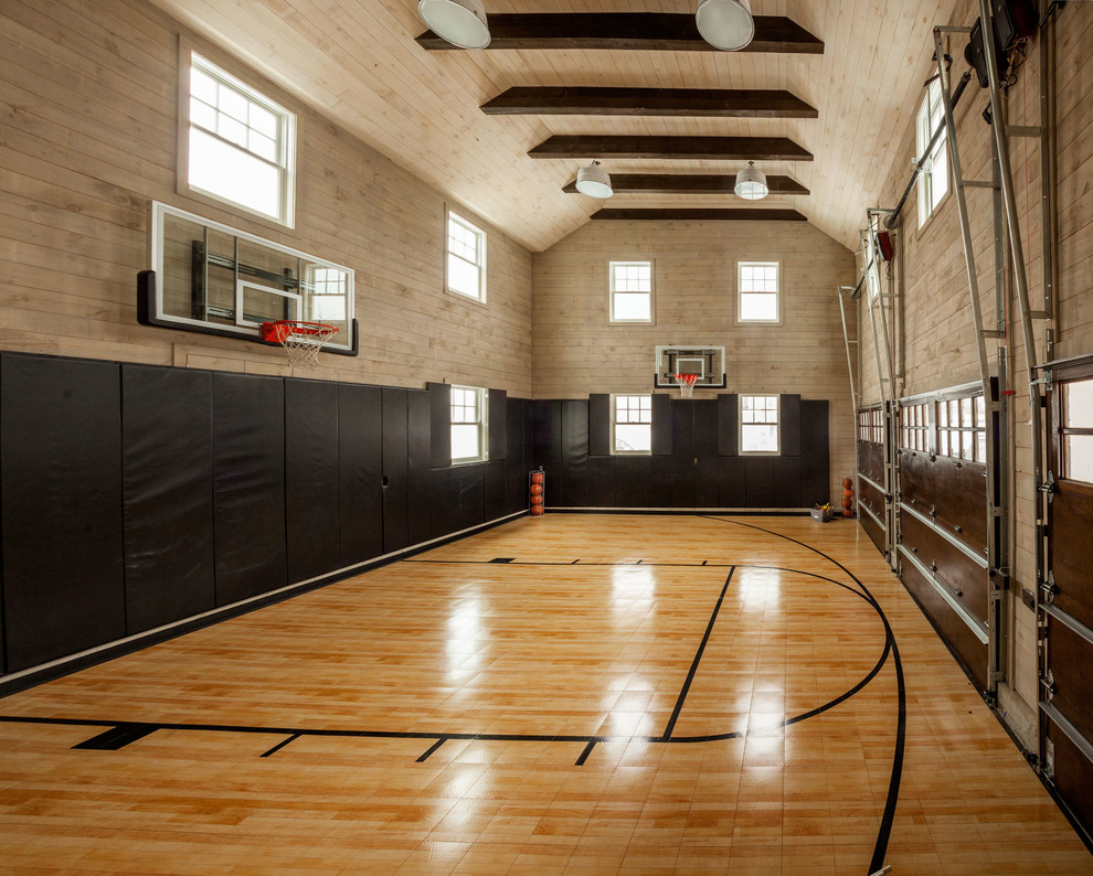Großer Klassischer Fitnessraum mit Indoor-Sportplatz und bunten Wänden in New York