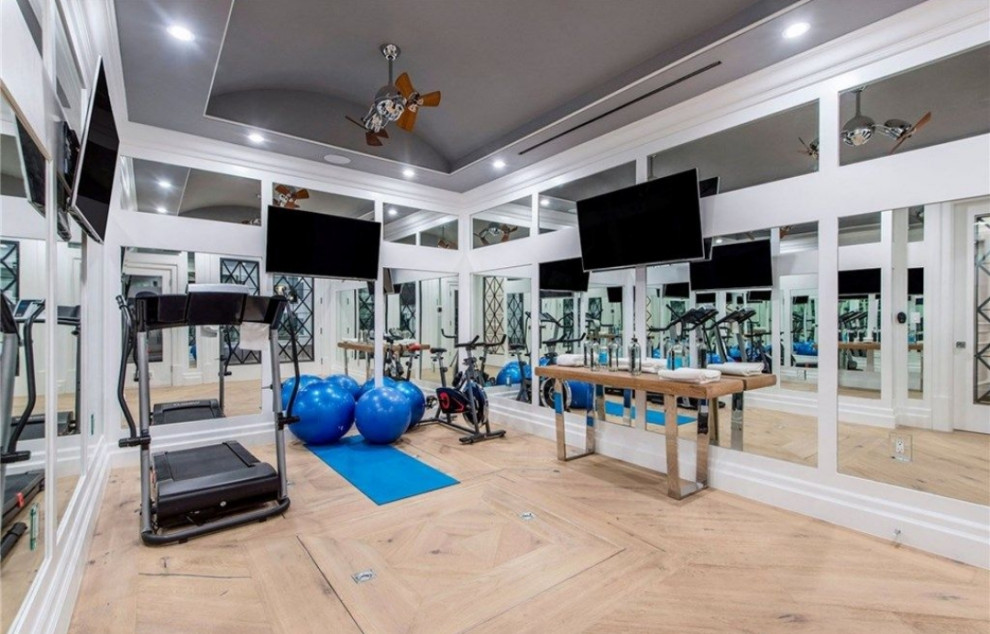 Multifunktionaler, Mittelgroßer Klassischer Fitnessraum mit weißer Wandfarbe, hellem Holzboden und beigem Boden in Los Angeles