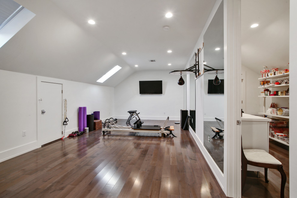 Multifunktionaler, Großer Klassischer Fitnessraum mit weißer Wandfarbe, braunem Holzboden, braunem Boden und gewölbter Decke in New Orleans