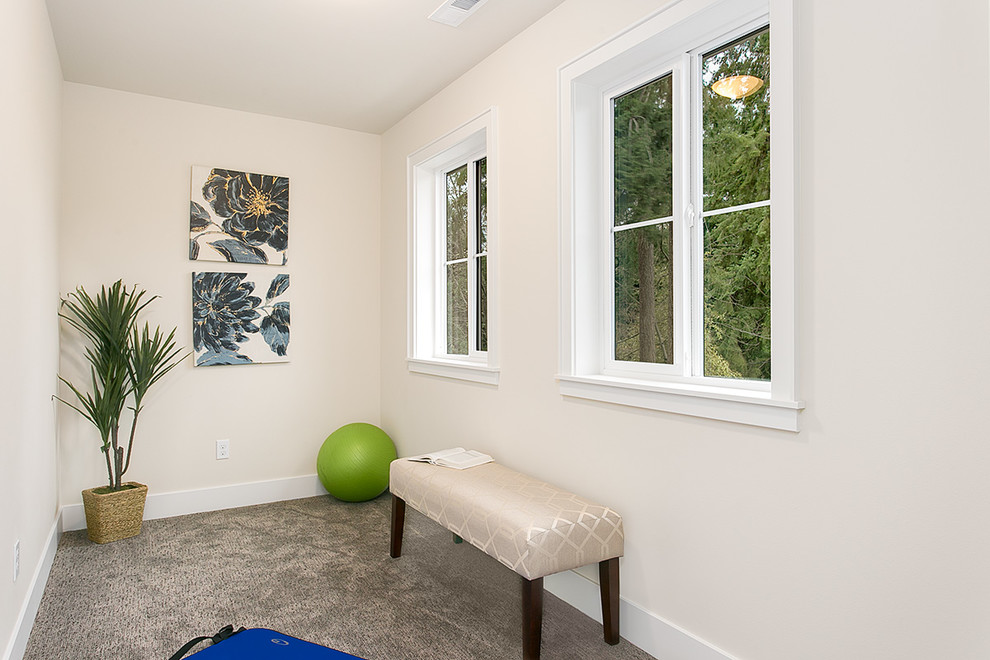 シアトルにある小さなコンテンポラリースタイルのおしゃれな多目的ジム (白い壁、カーペット敷き、グレーの床) の写真