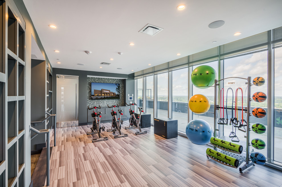 Multifunktionaler Moderner Fitnessraum mit grauer Wandfarbe und braunem Boden in Charlotte