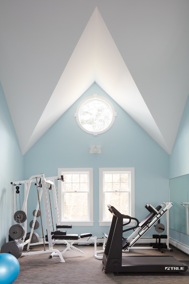 На фото: домашний тренажерный зал в морском стиле с синими стенами, ковровым покрытием и серым полом с
