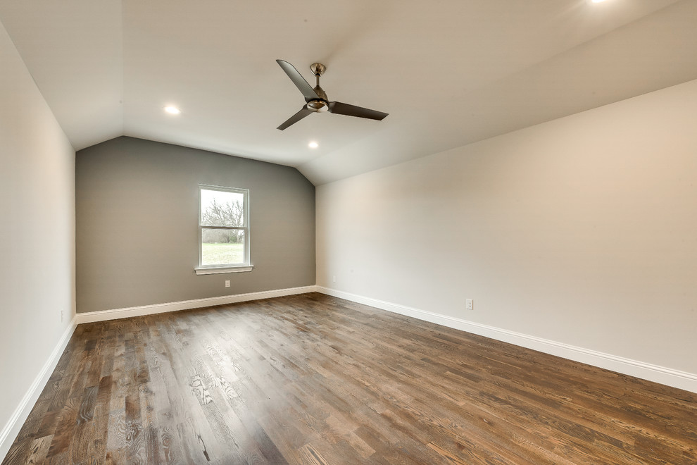 Multifunktionaler, Großer Klassischer Fitnessraum mit grauer Wandfarbe, braunem Holzboden und braunem Boden in Dallas