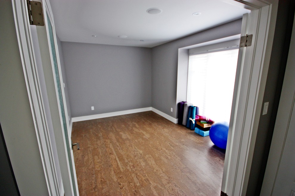 Esempio di uno studio yoga minimal di medie dimensioni con pareti grigie e pavimento in sughero