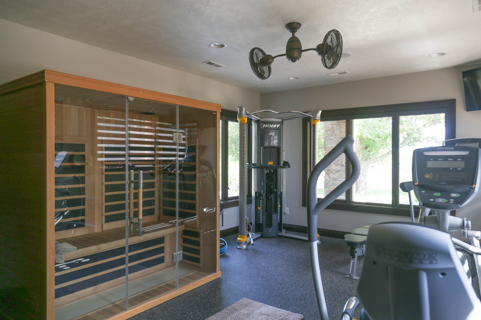 Multifunktionaler, Mittelgroßer Uriger Fitnessraum mit beiger Wandfarbe, Korkboden und grauem Boden in Sonstige