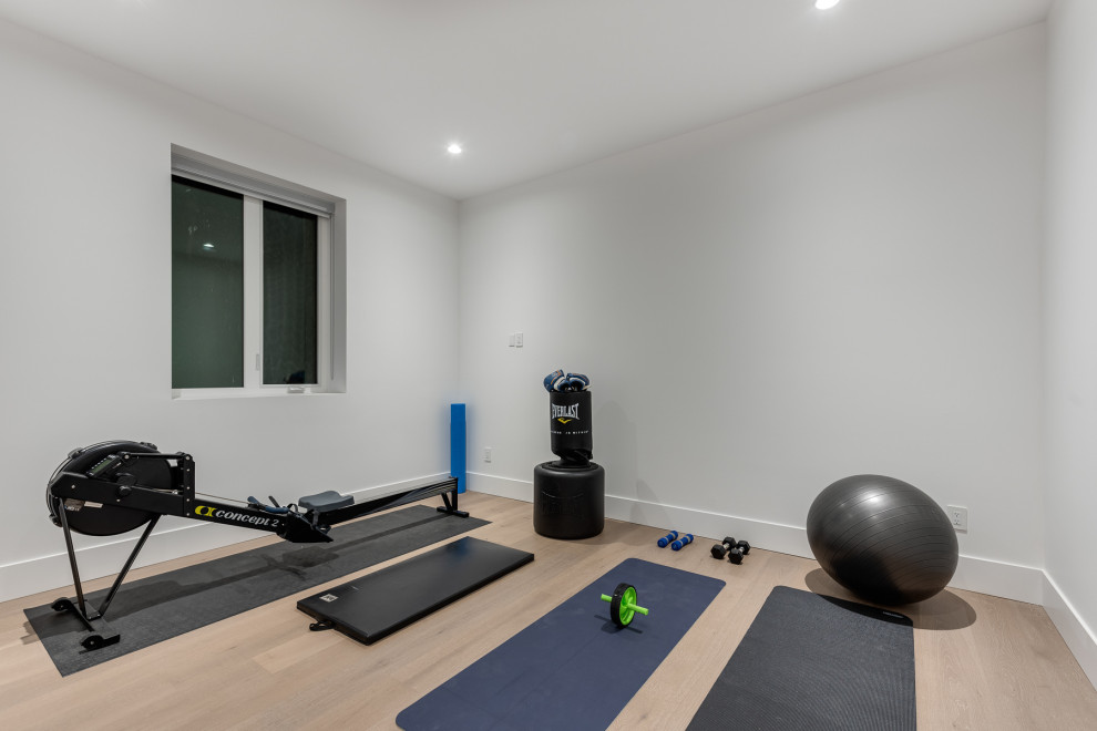 Multifunktionaler, Kleiner Moderner Fitnessraum mit weißer Wandfarbe, hellem Holzboden und beigem Boden in Vancouver