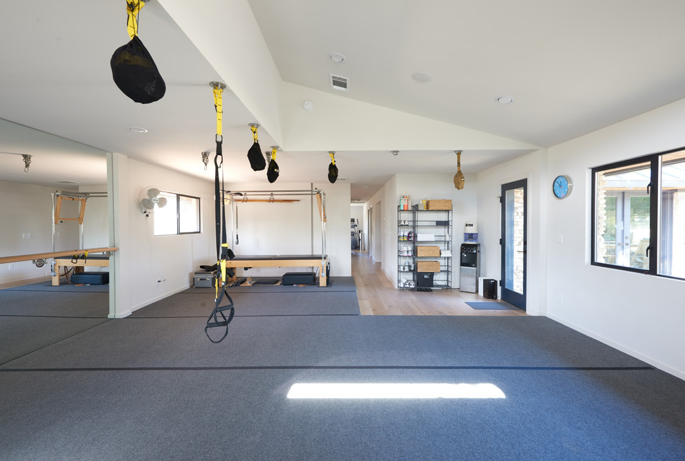 Multifunktionaler, Mittelgroßer Moderner Fitnessraum mit weißer Wandfarbe und grauem Boden in Austin