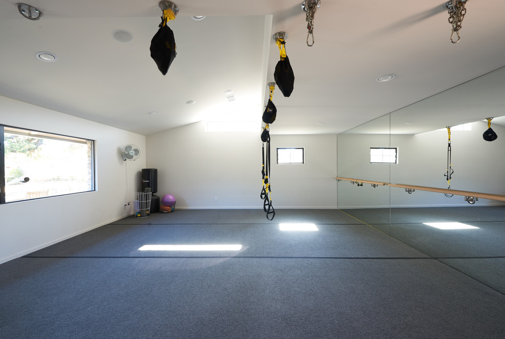 Multifunktionaler, Mittelgroßer Moderner Fitnessraum mit weißer Wandfarbe und grauem Boden in Austin
