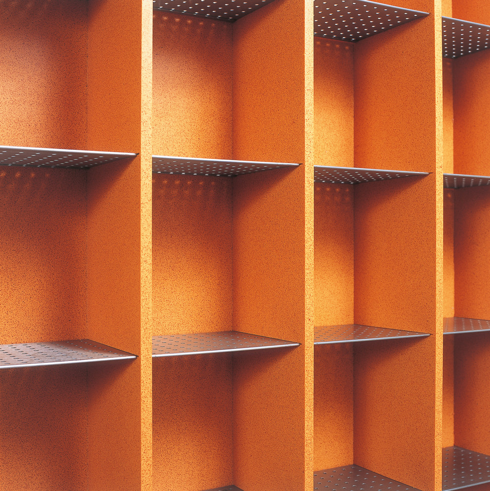 Пример оригинального дизайна: домашний тренажерный зал в стиле фьюжн с оранжевыми стенами