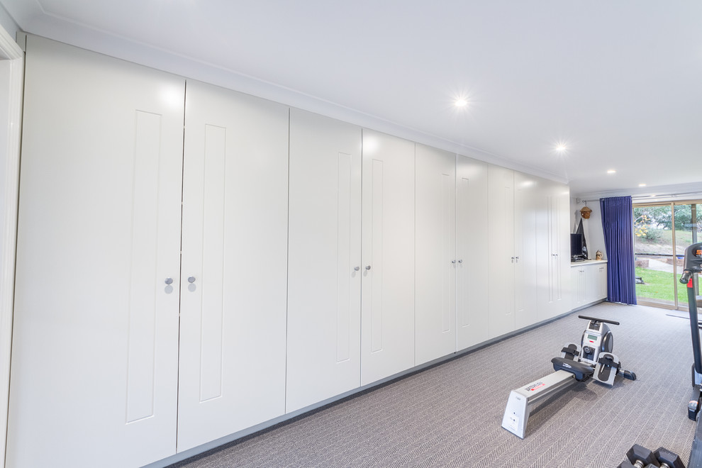 Multifunktionaler, Großer Moderner Fitnessraum mit weißer Wandfarbe und Teppichboden in Sydney