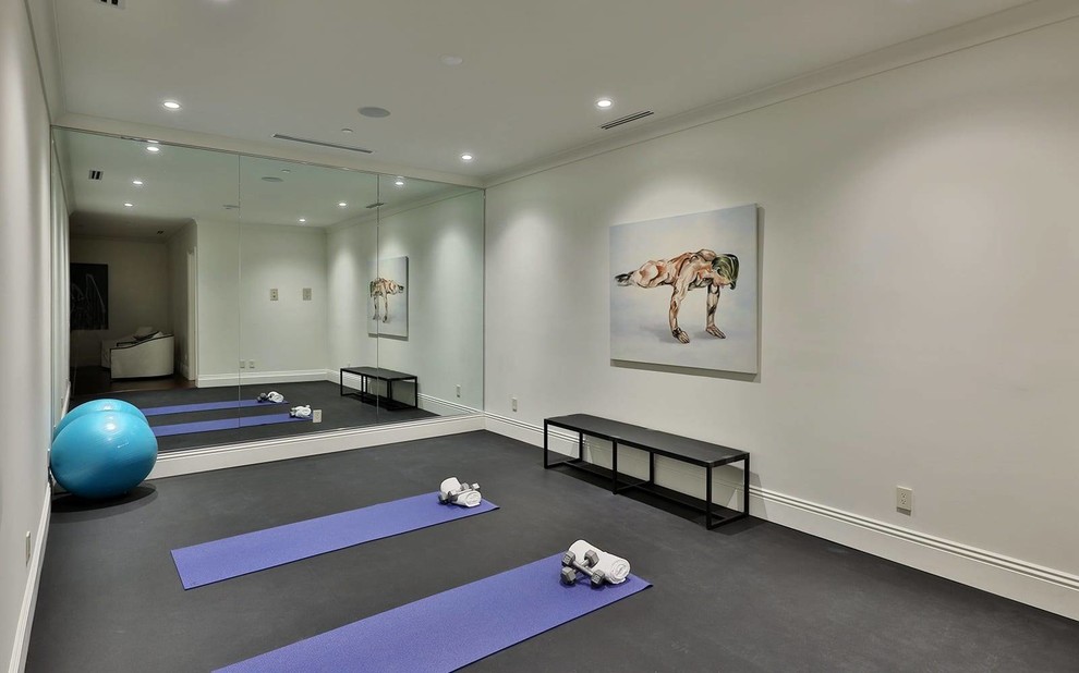 Immagine di un piccolo studio yoga minimalista con pareti bianche e pavimento grigio