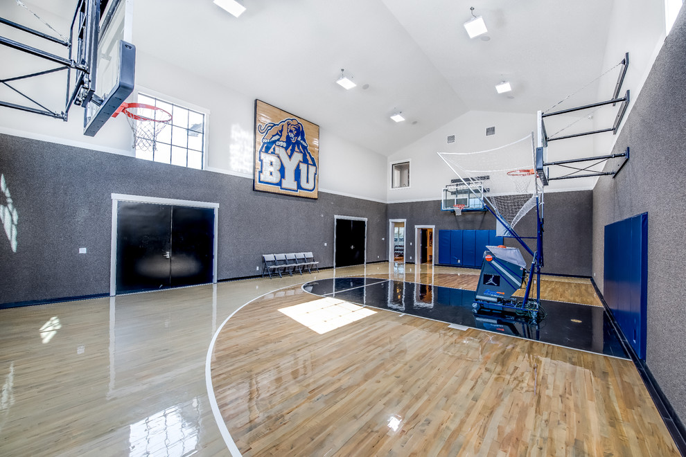 Geräumiger Klassischer Fitnessraum mit Indoor-Sportplatz, grauer Wandfarbe, beigem Boden und hellem Holzboden in Salt Lake City
