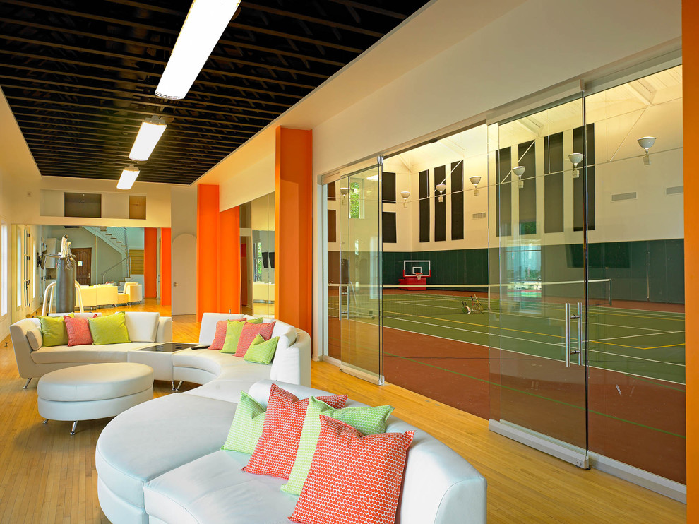 Geräumiger Mediterraner Fitnessraum mit Indoor-Sportplatz, beiger Wandfarbe und hellem Holzboden in Dallas