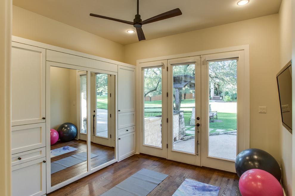 Multifunktionaler, Kleiner Moderner Fitnessraum mit hellem Holzboden, braunem Boden und beiger Wandfarbe in Austin