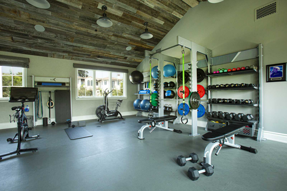 Idée de décoration pour une salle de sport minimaliste multi-usage et de taille moyenne avec un mur gris, un sol gris et un plafond en bois.