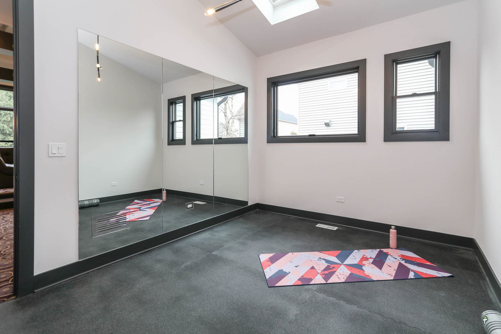 Mittelgroßer Country Yogaraum mit weißer Wandfarbe, Vinylboden und schwarzem Boden in Chicago