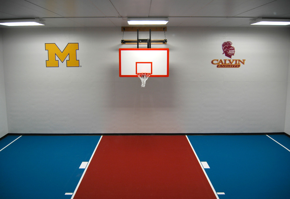 Rustikaler Fitnessraum mit Indoor-Sportplatz, weißer Wandfarbe und buntem Boden in Grand Rapids
