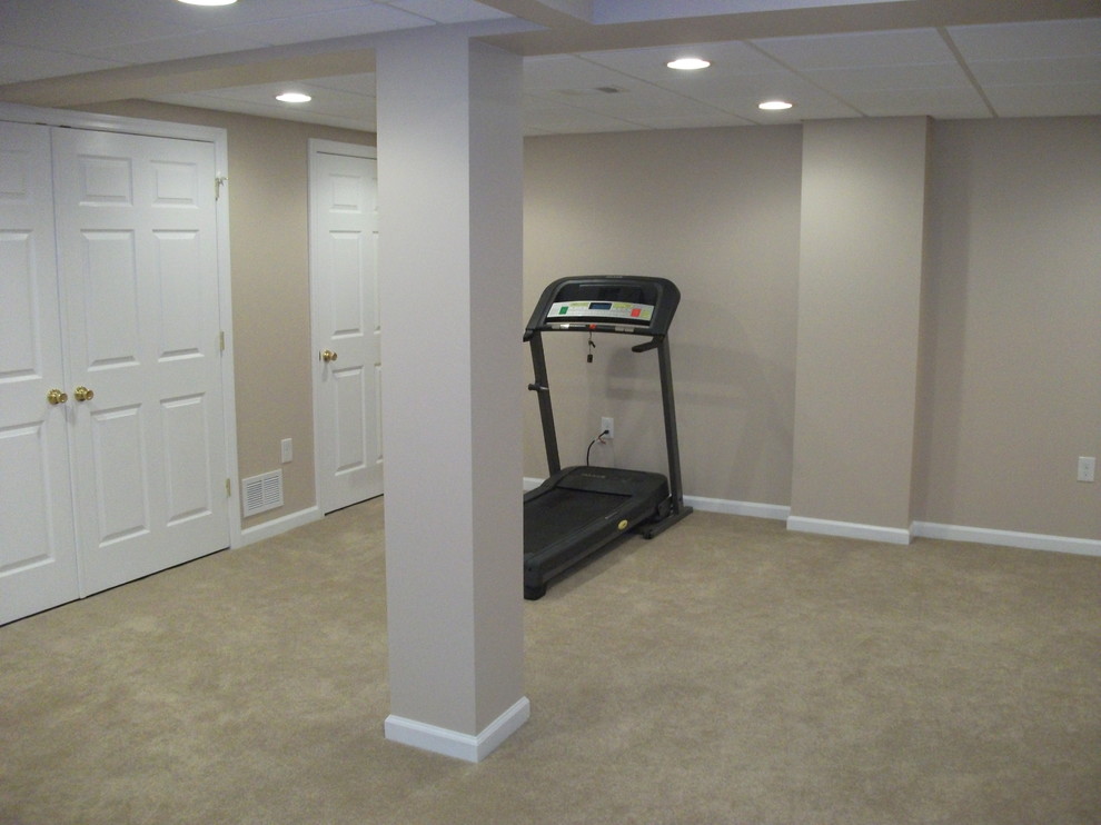 Photo of a classic home gym in Philadelphia.