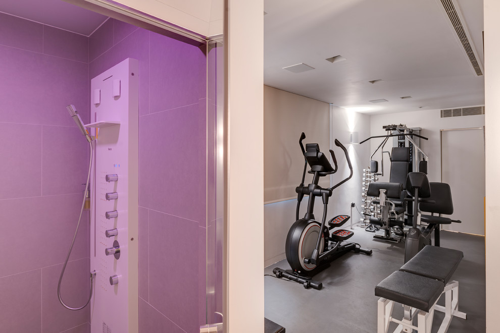 Multifunktionaler, Kleiner Moderner Fitnessraum mit weißer Wandfarbe, Linoleum und grauem Boden in Devon