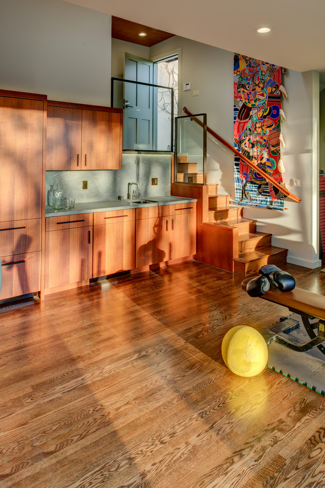 Multifunktionaler, Mittelgroßer Moderner Fitnessraum mit weißer Wandfarbe und braunem Holzboden in San Francisco