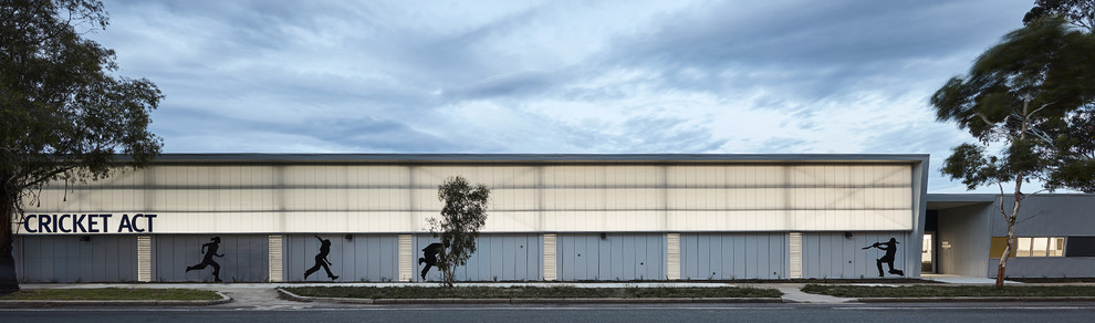 Großer Moderner Fitnessraum mit Indoor-Sportplatz, weißer Wandfarbe, Terrakottaboden und buntem Boden in Canberra - Queanbeyan