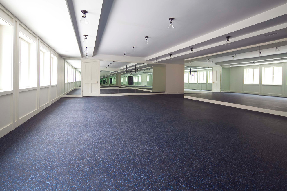 Ispirazione per un ampio studio yoga contemporaneo con pareti bianche, pavimento in vinile e pavimento blu