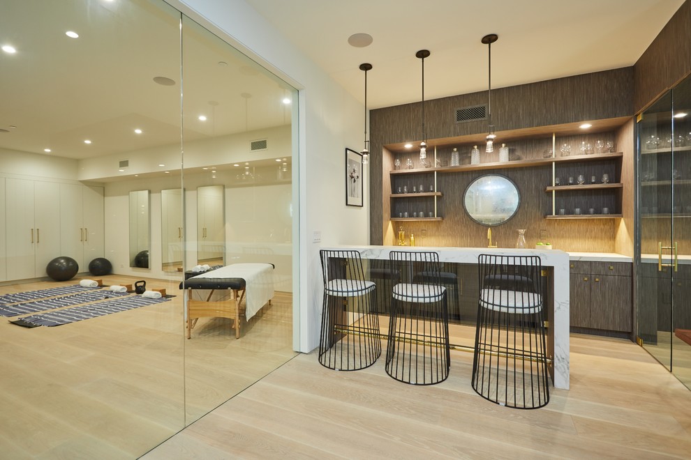 Mittelgroßer, Multifunktionaler Moderner Fitnessraum mit weißer Wandfarbe, hellem Holzboden und beigem Boden in Los Angeles