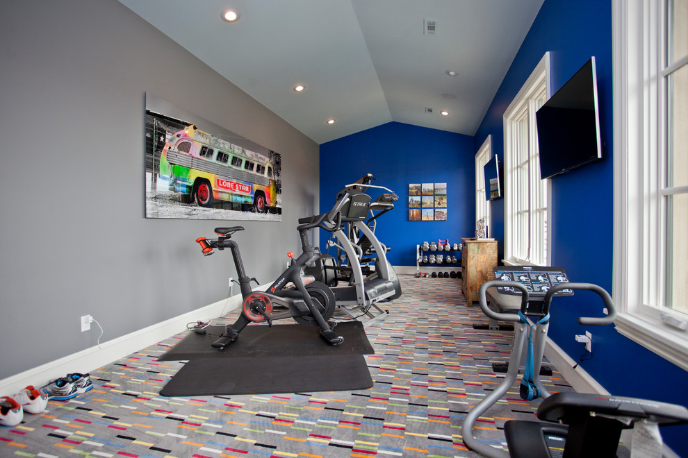 Multifunktionaler, Großer Moderner Fitnessraum mit blauer Wandfarbe, Teppichboden und grauem Boden in Sonstige
