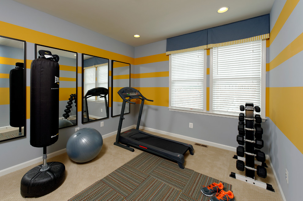 Cette photo montre une petite salle de musculation chic avec un mur multicolore, moquette et un sol beige.