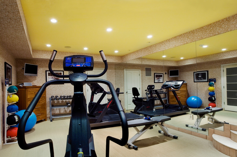 Foto de sala de pesas tradicional renovada grande con paredes beige y moqueta