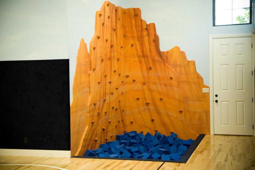 Großer Klassischer Fitnessraum mit bunten Wänden, Sperrholzboden und Kletterwand in Salt Lake City