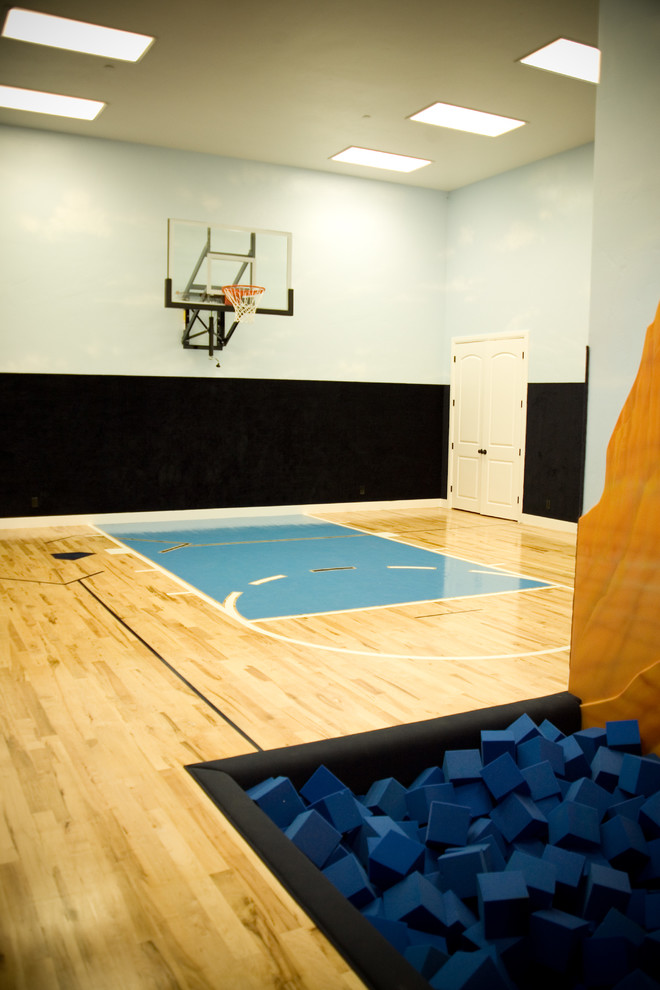 Großer Klassischer Fitnessraum mit Indoor-Sportplatz, bunten Wänden und Sperrholzboden in Salt Lake City