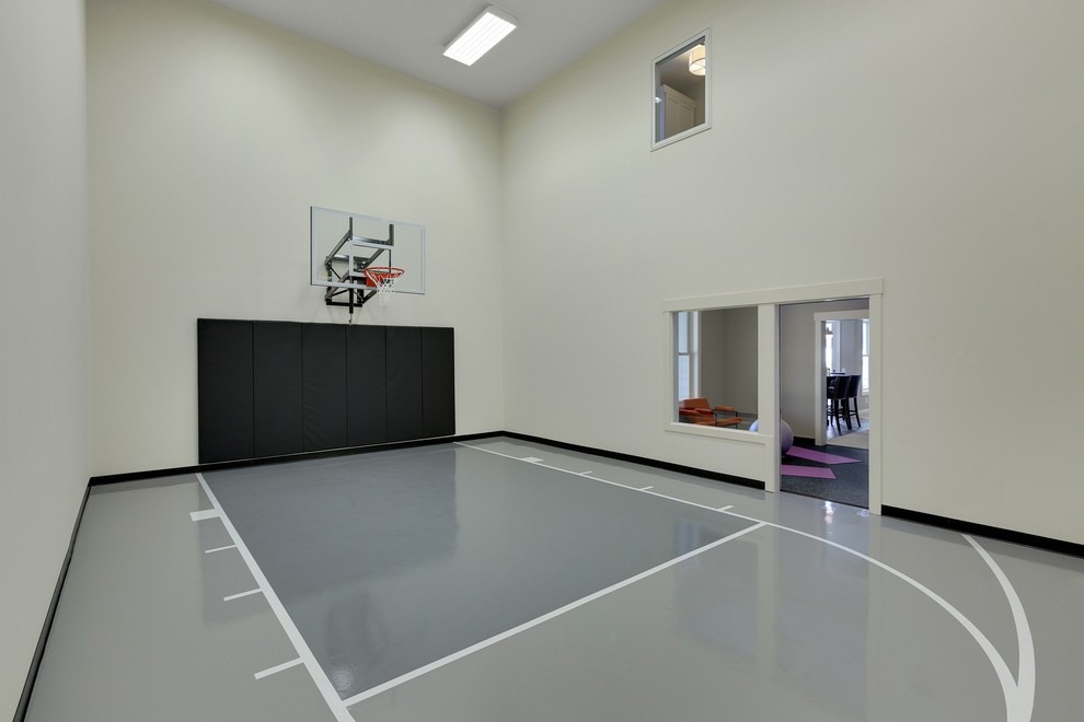 Идея дизайна: большой спортзал в стиле неоклассика (современная классика) с бежевыми стенами, бетонным полом и серым полом