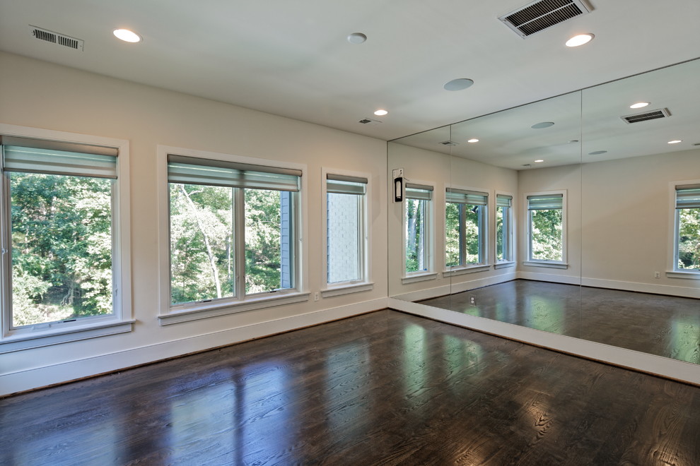 Mittelgroßer Moderner Yogaraum mit beiger Wandfarbe, dunklem Holzboden und braunem Boden in Washington, D.C.