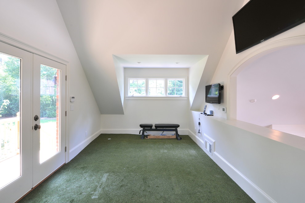 На фото: домашний тренажерный зал в классическом стиле с зеленым полом с